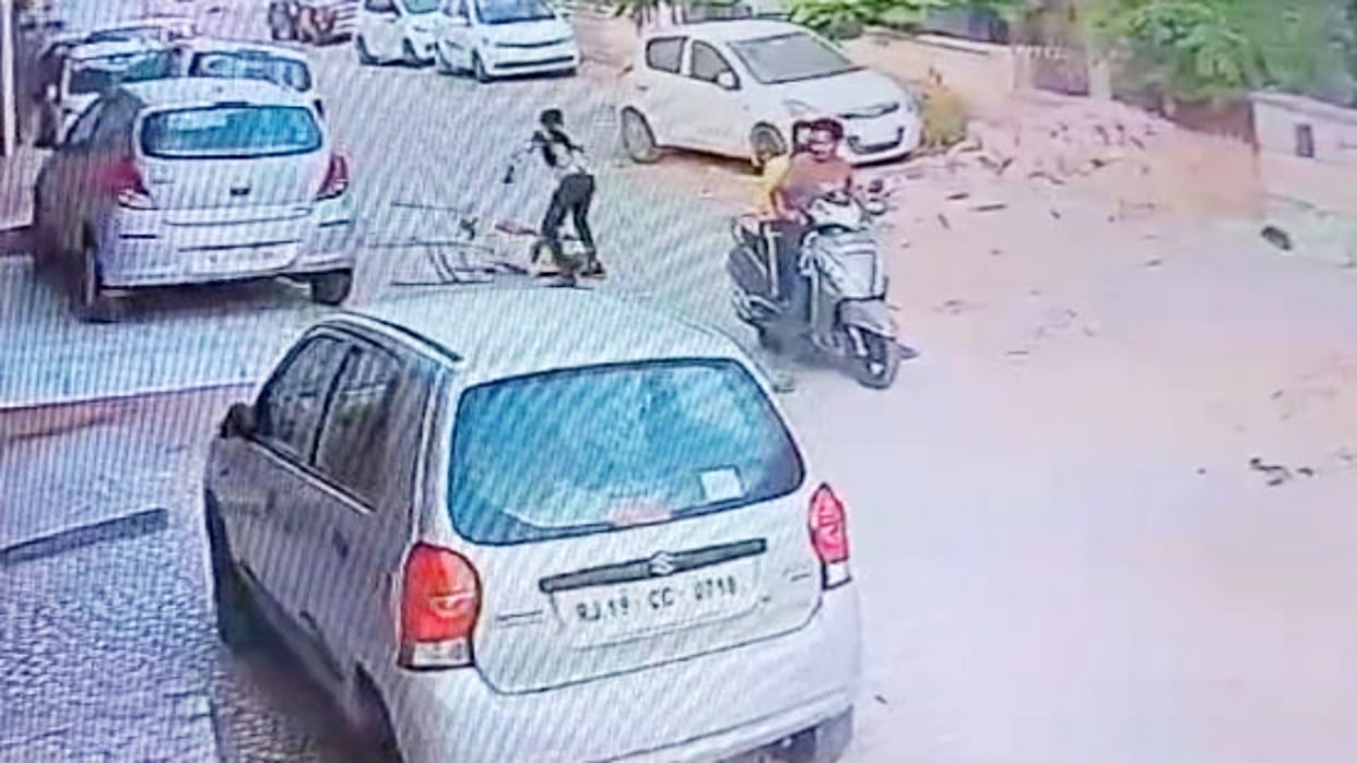 Miscreants broke the chain from the neck of an old woman walking outside the house in Jodhpur