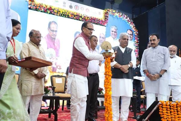 MP News: CM Shivraj and Union Minister Bhupendra Yadav gave job offer letters to 640 youths