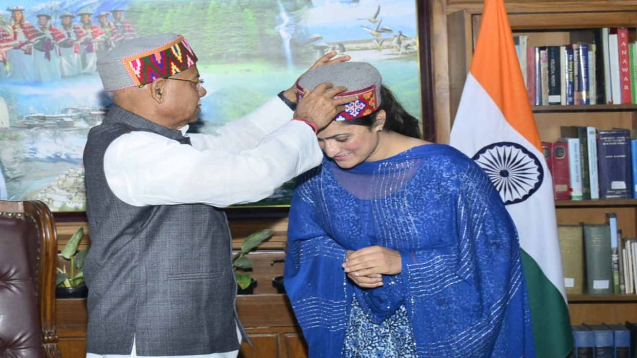 The Governor honored mountaineer Baljit Kaur at Raj Bhavan