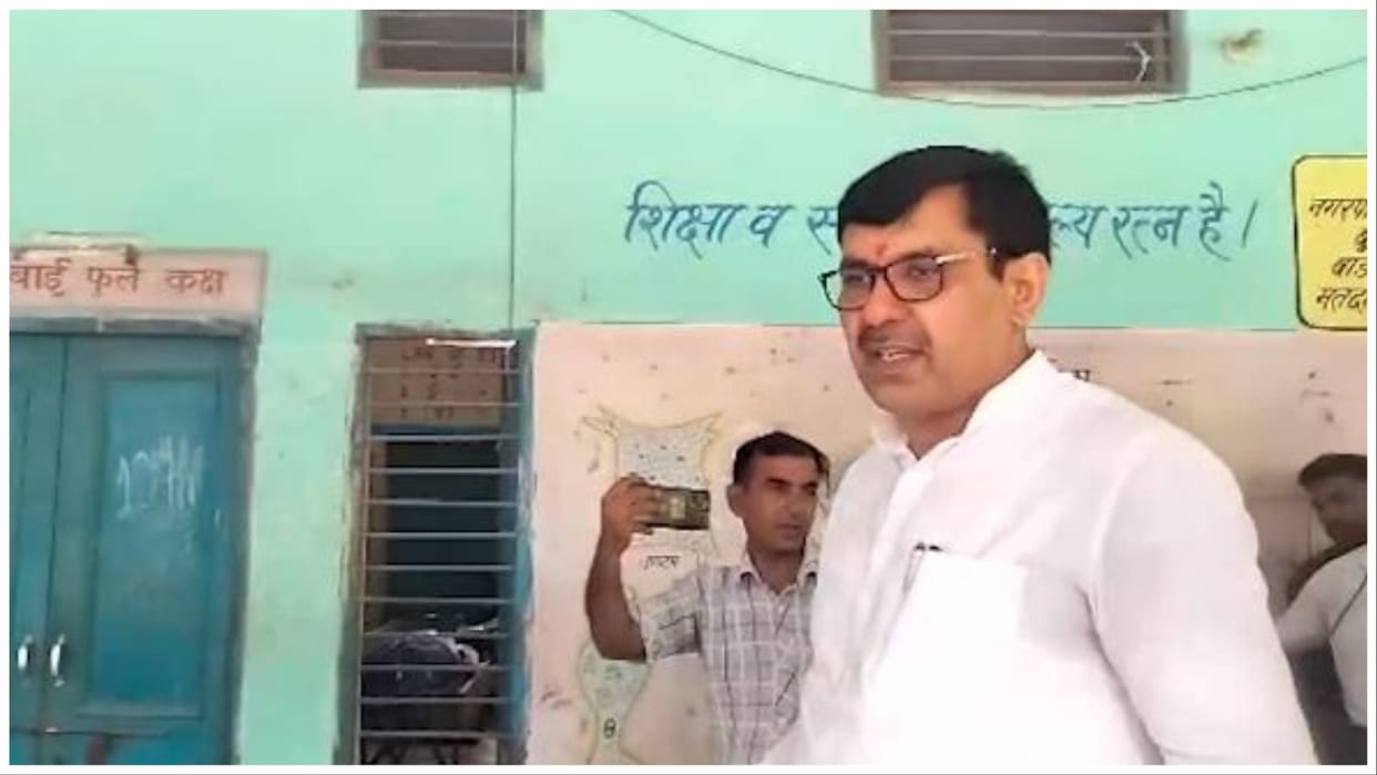 Devender Babli, Panchayat Minister of Haryana reached the government school in Tohana