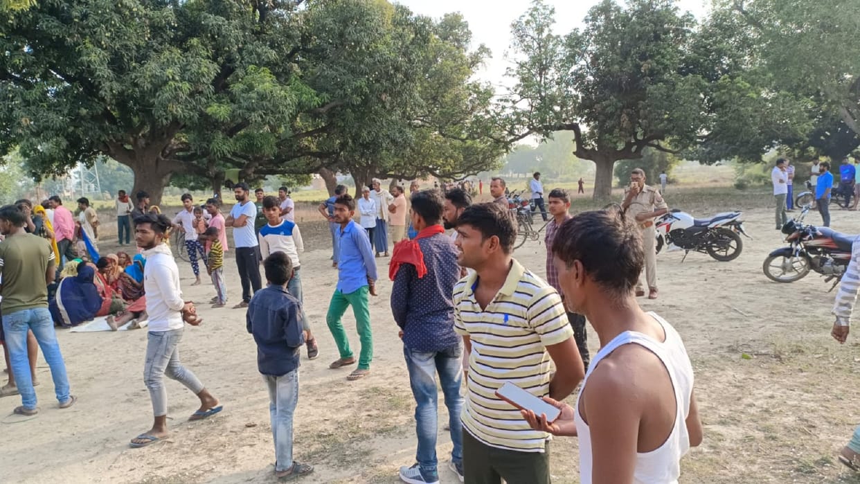 Dead body of an old man found hanging from a mango tree in the garden, police confused between murder and sui