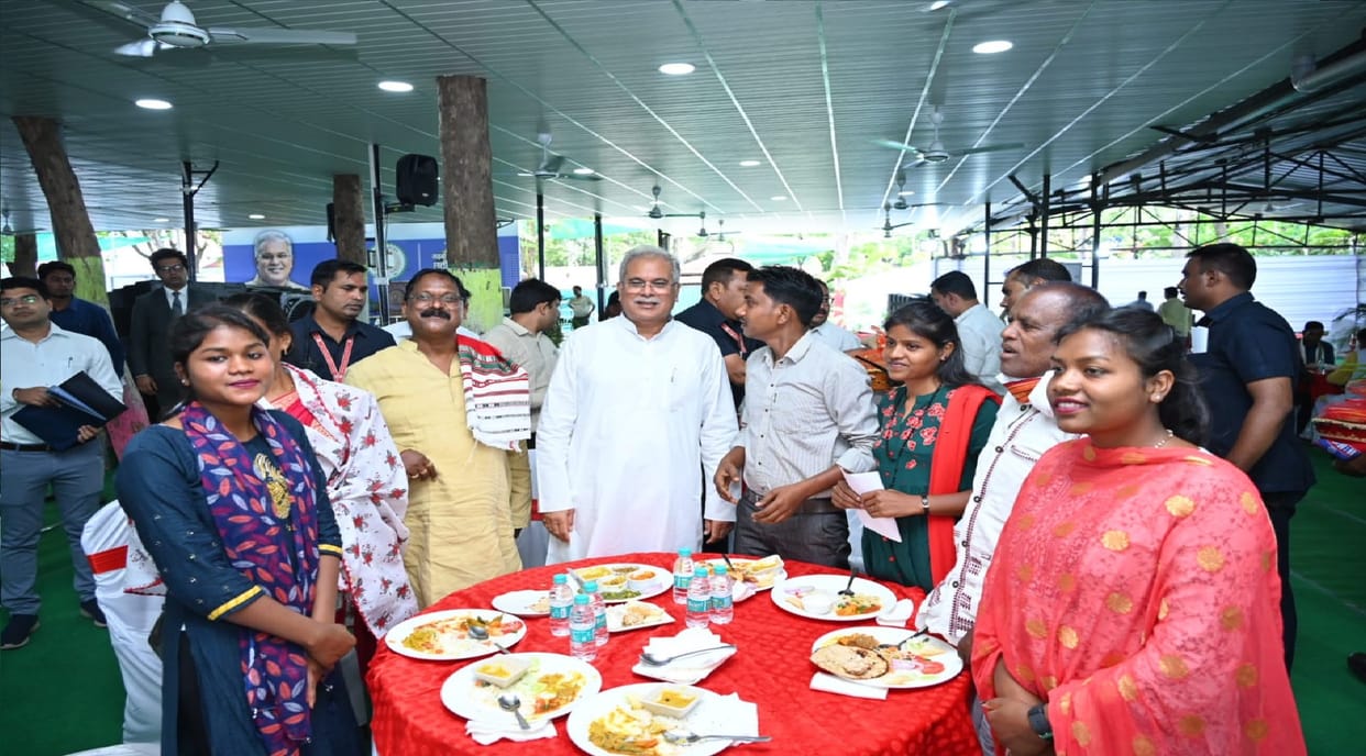 Surguja guests came to CM House: Bhupesh tasted the rustic Bada, Kadhi Bhindi, Lauki Chana and Dal