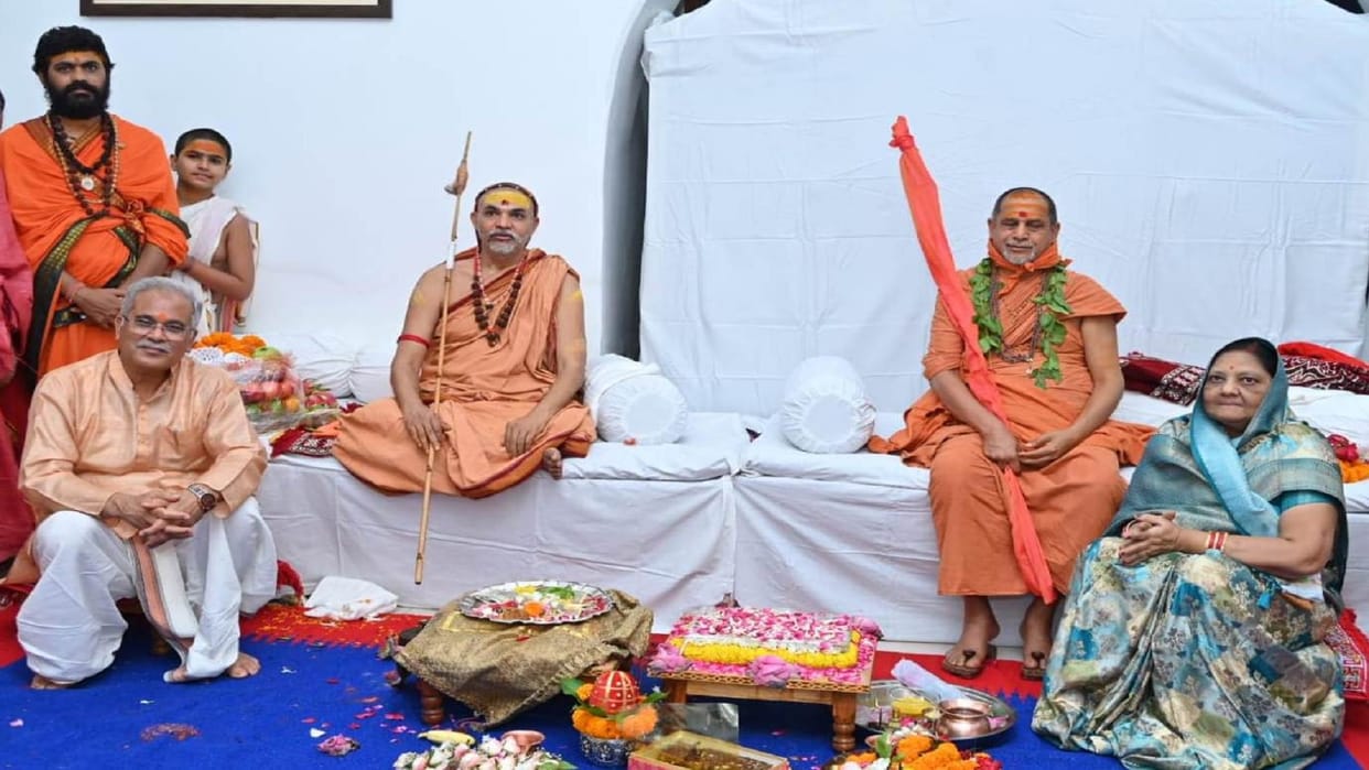 Two Shankaracharyas reached CM House raipur, Chief Minister Bhupesh Baghel welcomed