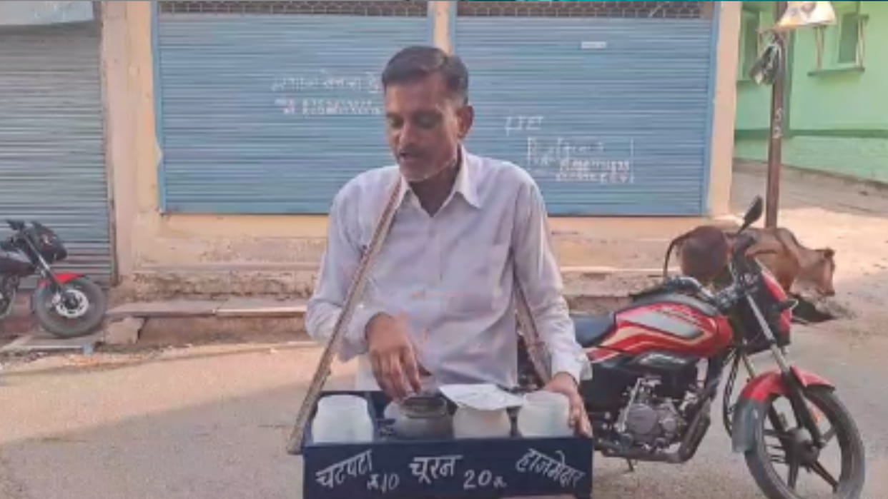 A different way of selling churan in Sagar, singing songs for 20 years, decorating relationships in songs