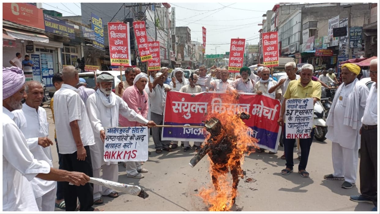 Sonipat: Procession taken out in support of wrestlers, government's effigy burnt