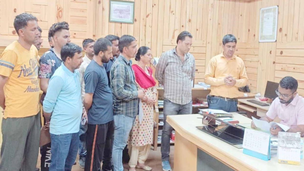 Parents protest against d'notify of schools, warning of protest against the govt