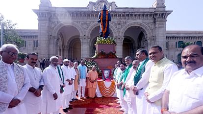 CM Yogi Adityanath pays tribute to former PM chaudhary Charan Singh on his death anniversary.