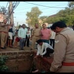 लाश को पुलिया के नीचे से निकालती पुलिस