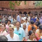 Agra: ताजमहल के पश्चिमी गेट स्थित टिकट घर पर पर्यटकों की भीड़