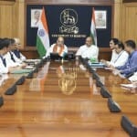 मणिपुर हिंसा पर सीएम एन बीरेन सिंह और अधिकारियों से चर्चा करते अमित शाह