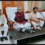 बैठक लेते बीजेपी प्रदेश प्रभारी ओम माथुर