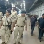 पटना जंक्शन पर छानबीन करने पहुंची रेल पुलिस की टीम।