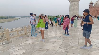 Tourists putting themselves in danger on Taj railing is weak yet taking selfies from here