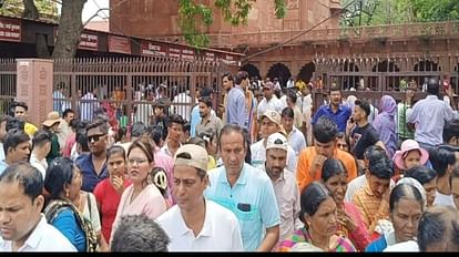 Tourists battling for tickets at the closed windows of the Taj mahal