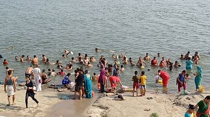 Mirzapur: On Ganga Dussehra, devotees took a dip of faith in Ganga, worshiped in Maa Vindhyavasini temple