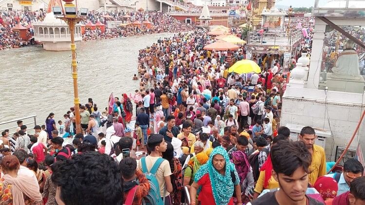 Ganga Dussehra 2023 Huge Crowd of Devotees Gathered for Ganga Snan in Haridwar See Photos