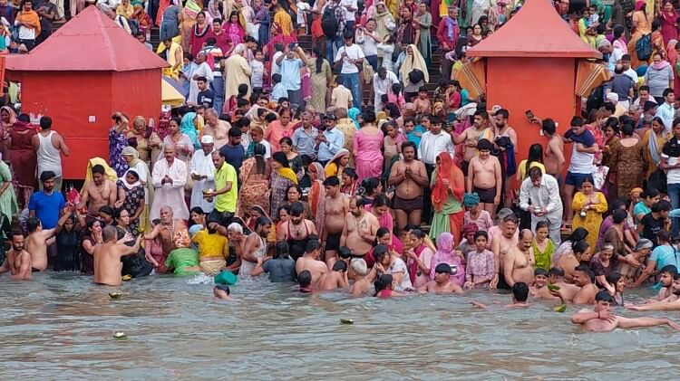 Ganga Dussehra 2023 Huge Crowd of Devotees Gathered for Ganga Snan in Haridwar See Photos