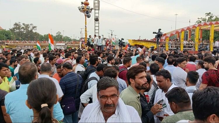 Wrestlers Protest:हरिद्वार में गंगा तट पर हाथों में मेडल लेकर खूब रोए खिलाड़ी, लोग भी हुए भावुक, तस्वीरें - Wrestlers Protest: Players Crying Before Throw Medals In Ganga In Haridwar ...