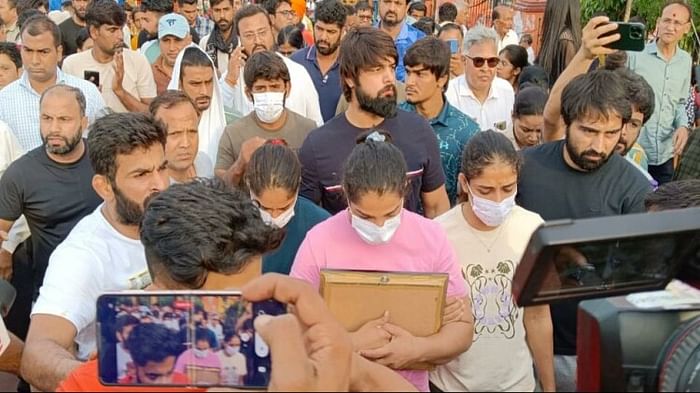 Wrestlers protest: Players Crying before throw medals in ganga in Haridwar Photos