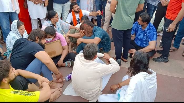 Wrestlers protest: Players Crying before throw medals in ganga in Haridwar Photos