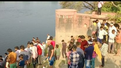 loving couple from Kannauj jumped into the canal pulled out the girl youth missing