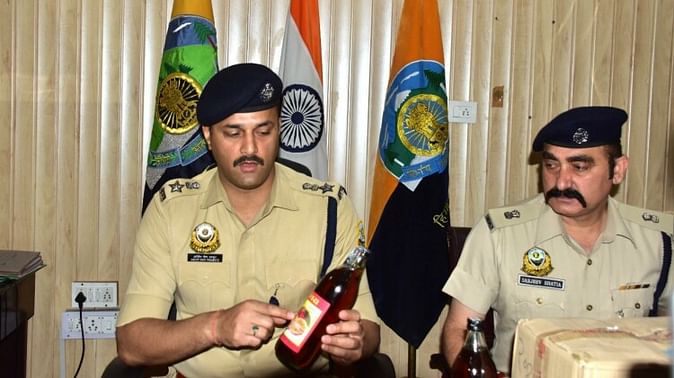 नकली शराब 375 पेटी बरामद, पुलिस मुख्य आरोपी की तलाश में जुटी