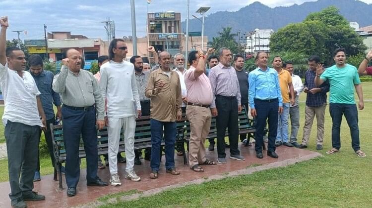 Demonstration against targeted killing in Anantnag people burn effigy of terrorism in Udhampur