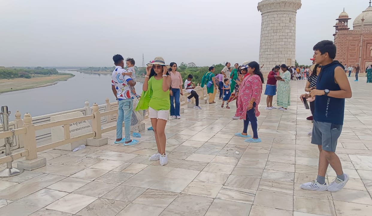 Tourists putting themselves in danger on Taj railing is weak yet taking selfies from here