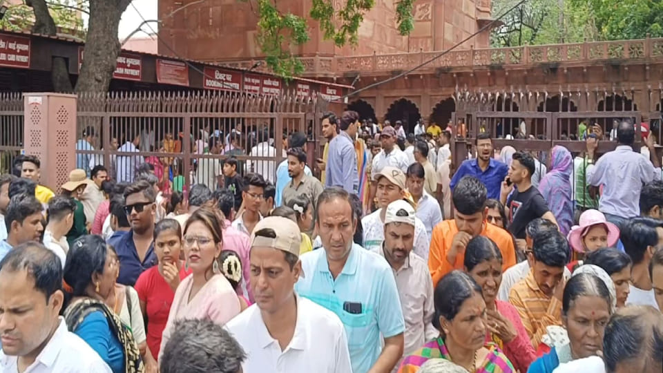 group of tourists were cheated who came to visit Taj Mahal in Agra