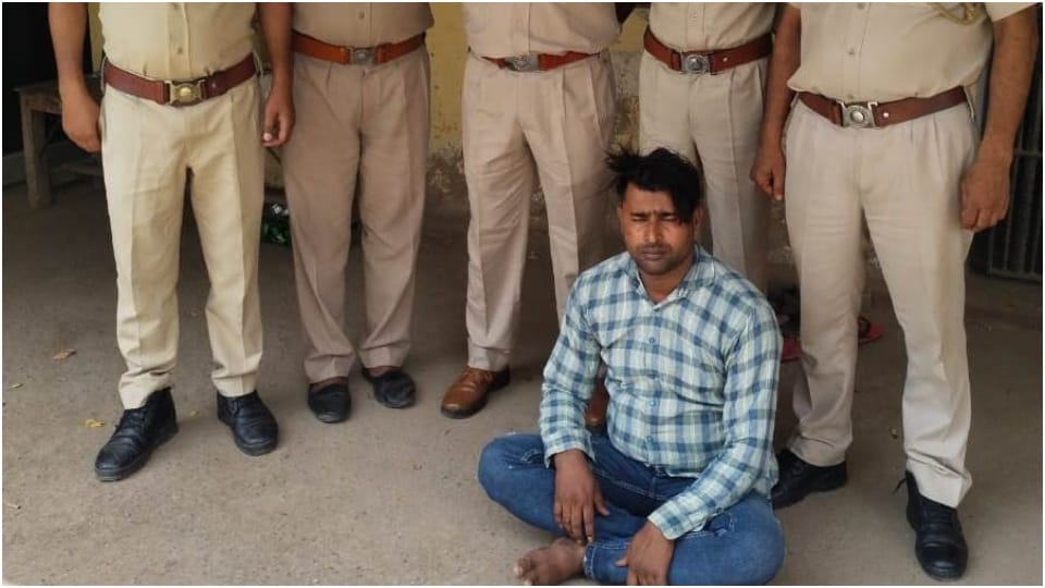 Bharatpur police arrested three miscreants who were running away after robbing a scooty