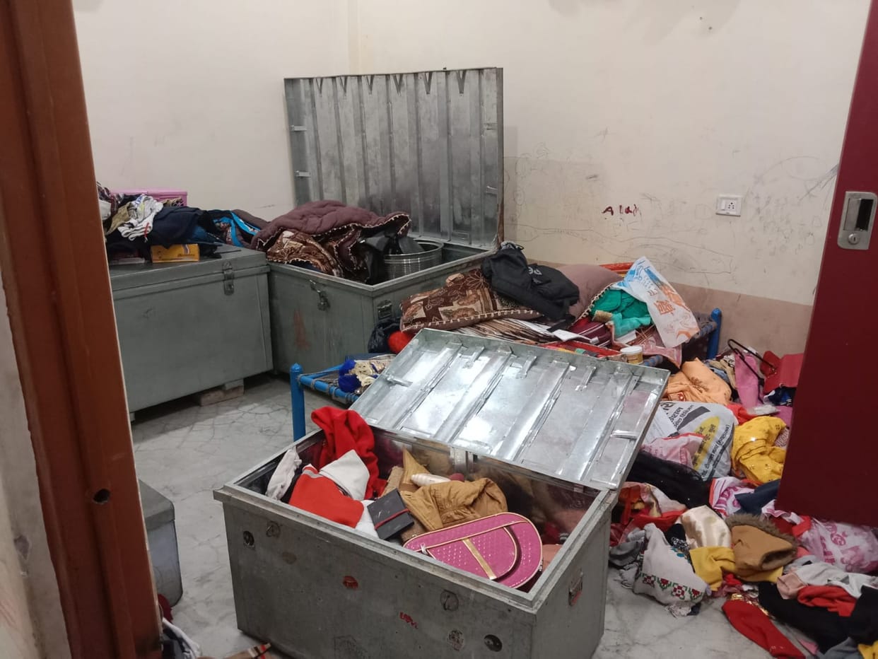Chandauli news: Thieves ransacked the locked house, stole jewelery worth two lakhs including cash, the whole f