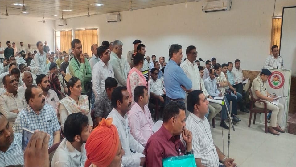 Grievance committee meeting in Jind, Electricity Minister Ranjit Chautala suspended NP EO