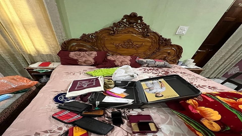 Theft at bank employee's house IN SADAR AGRA HINDI NEWS