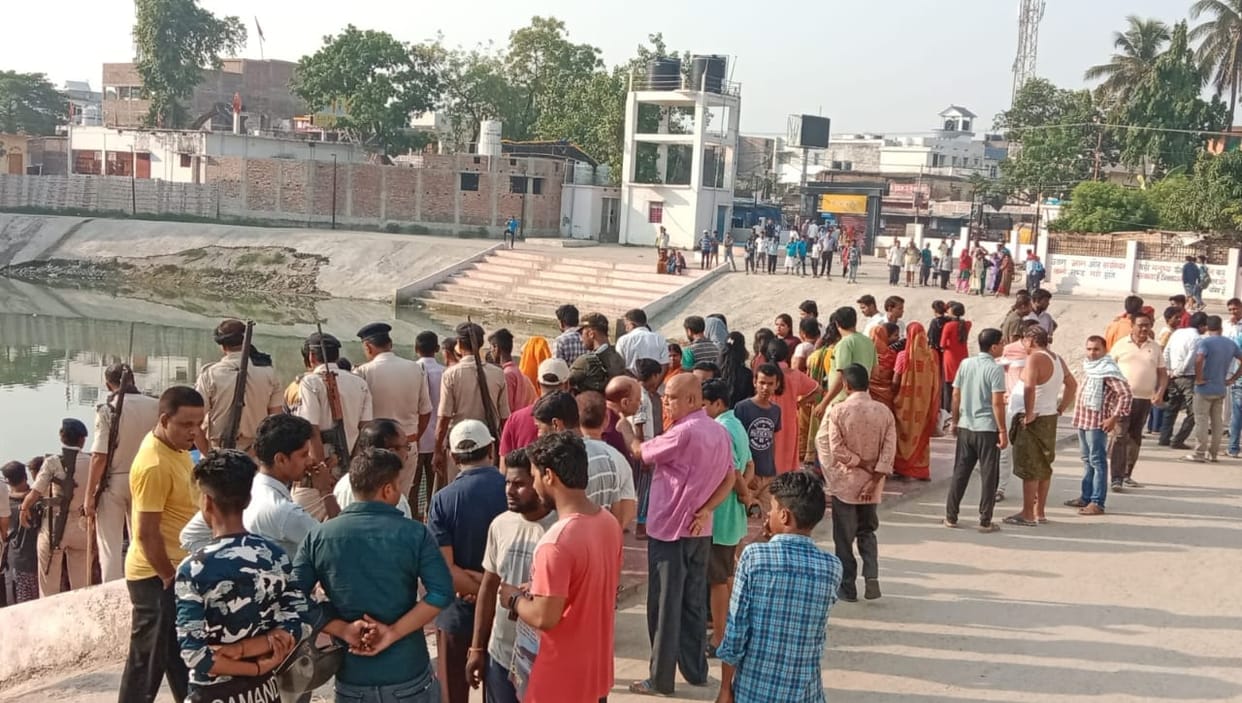 Bihar: Dead body of a girl child found in puddle in Muzaffarpur, people creating ruckus; kidnapping, murder