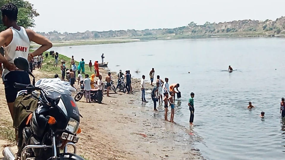 teenager drowned while taking bath in Yamuna in Firozabad divers are looking for her