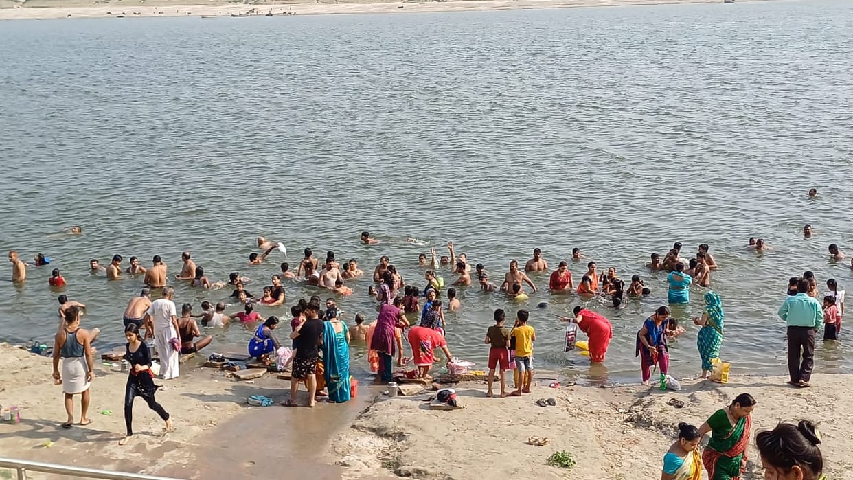 Mirzapur: On Ganga Dussehra, devotees took a dip of faith in Ganga, worshiped in Maa Vindhyavasini temple