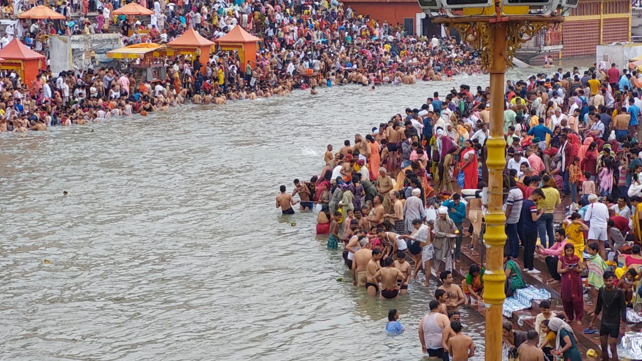 Ganga Dussehra 2023 Huge Crowd of Devotees Gathered for Ganga Snan in Haridwar See Photos