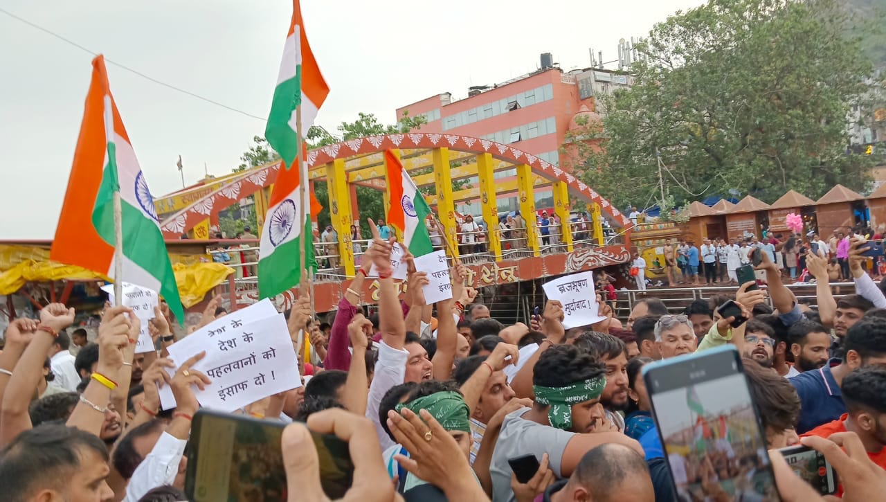 Wrestlers protest: Players Crying before throw medals in ganga in Haridwar Photos
