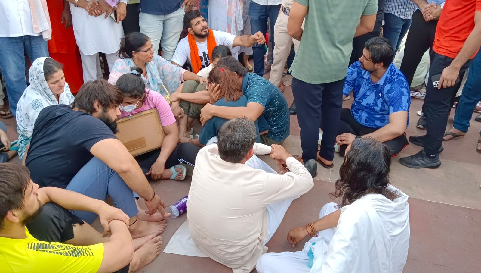 Wrestlers protest: Players Crying before throw medals in ganga in Haridwar Photos
