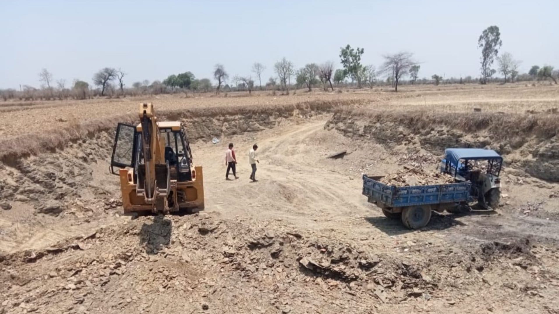 जेसीबी और ट्रैक्टर ट्रॉली