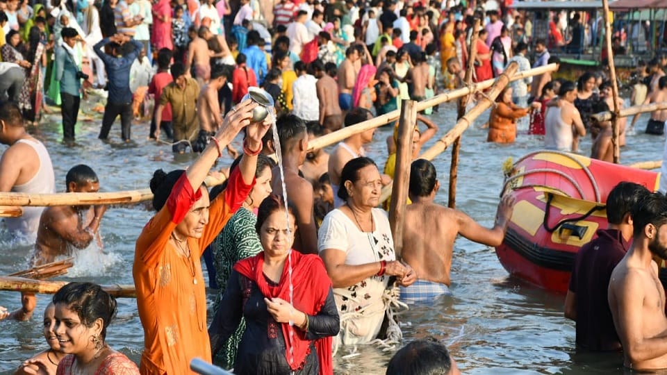 Lakhs of devotees took bath in Garhmukteshwar on Jyestha Ganga Dussehra