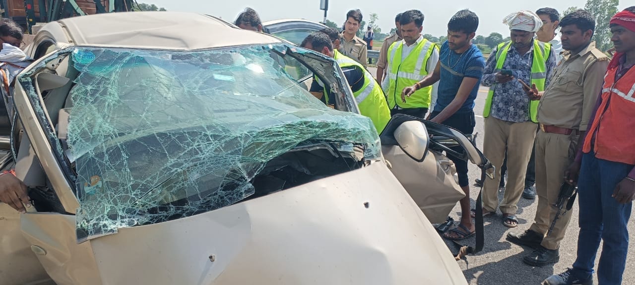 A speeding car broke down in Kannauj, the family was returning from marriage, five people died in the accident