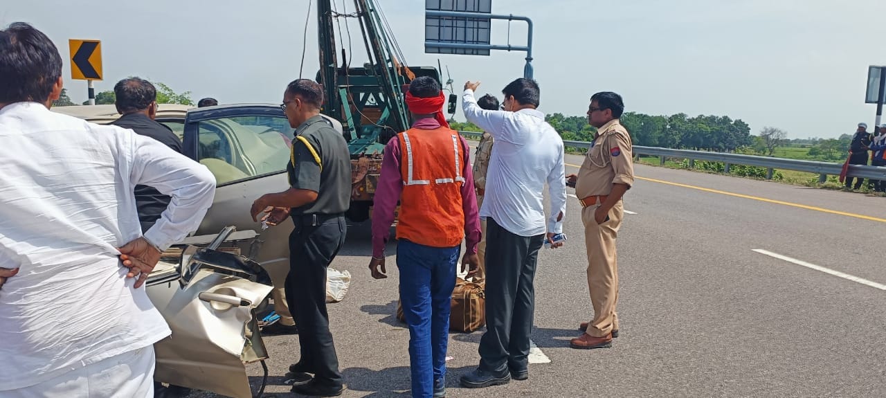 A speeding car broke down in Kannauj, the family was returning from marriage, five people died in the accident