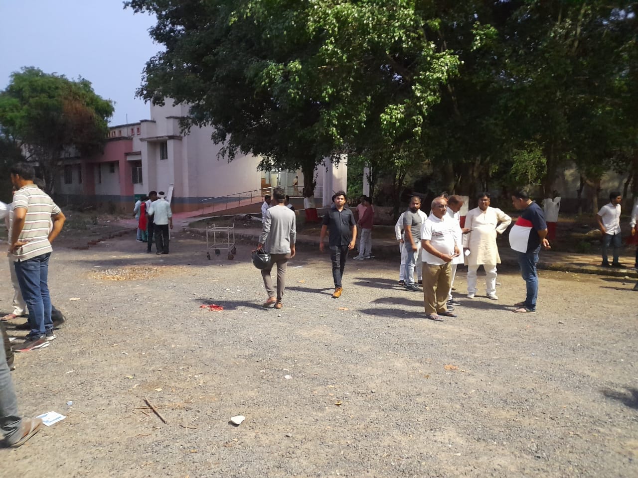A speeding car broke down in Kannauj, the family was returning from marriage, five people died in the accident