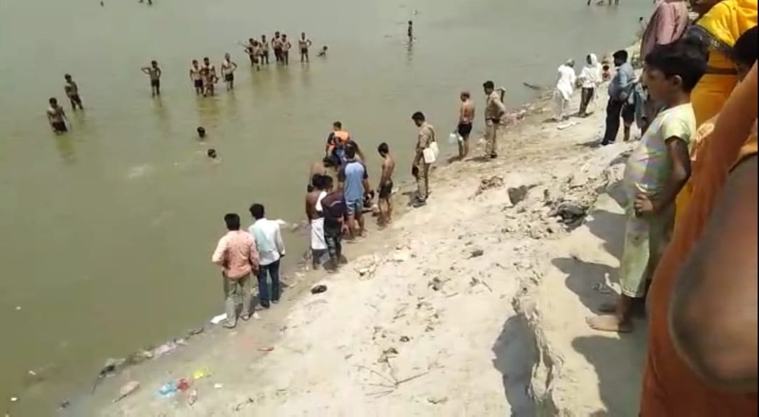Bhadohi news: Two youth drowned in Ganga, SDRF engaged in search; Jumped into the river from an bridge