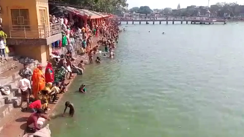 Three people drowned while taking Ganga bath in Kasganj divers are looking for them