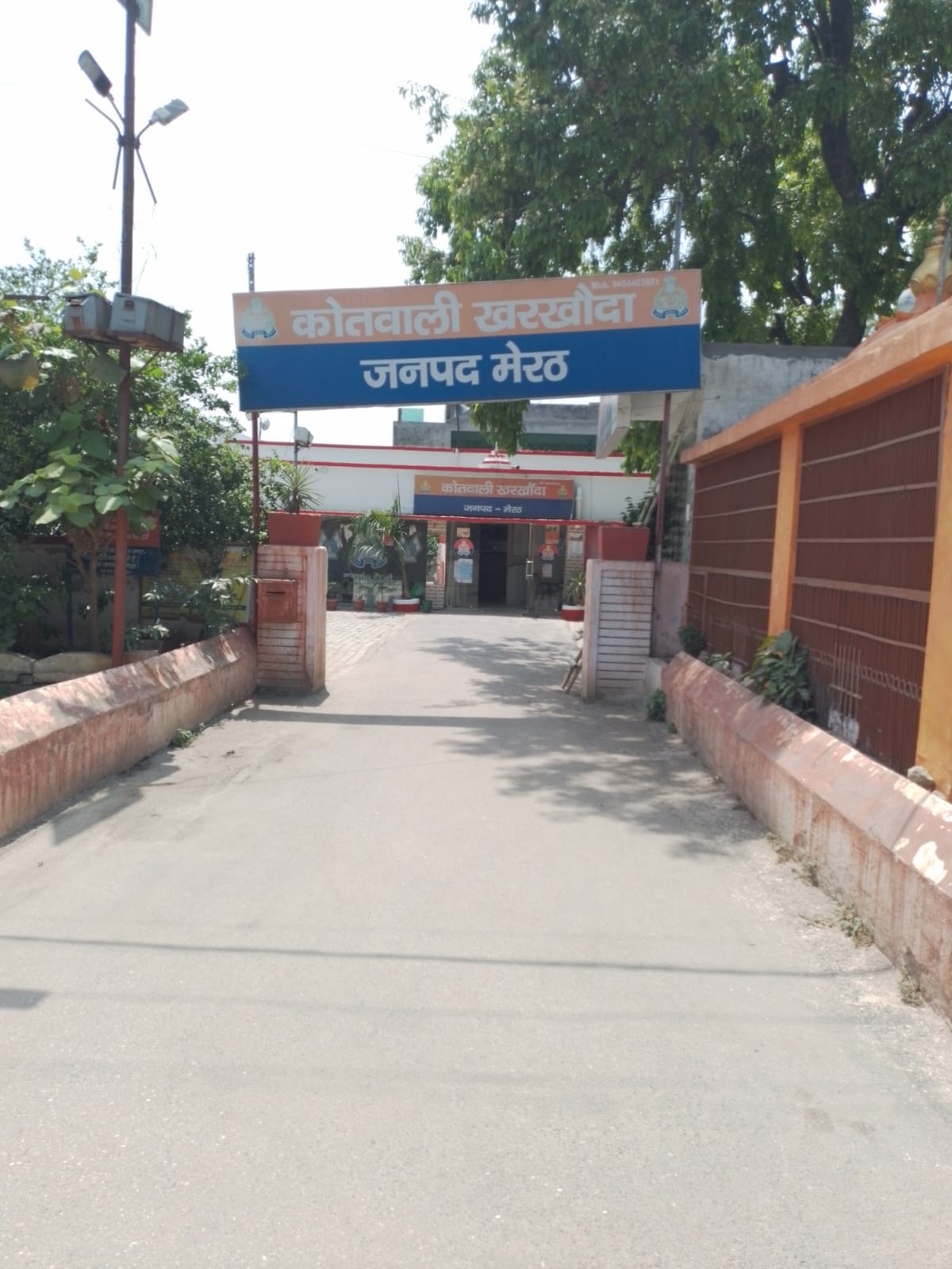 Meerut: 35 thousand electricity bill due at police station, inspector beats lineman for cutting connection