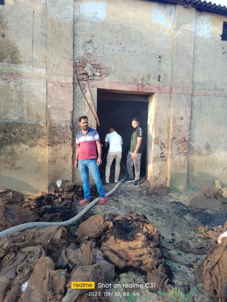 Sonebhadra: Fire broke out in the old godown of Food Department, hundreds of gunny bags got burnt, smoke kept
