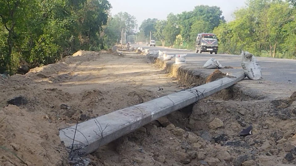 Due to breaking of electric poles due to vehicle collision in Mainpuri supply interrupted in many villages
