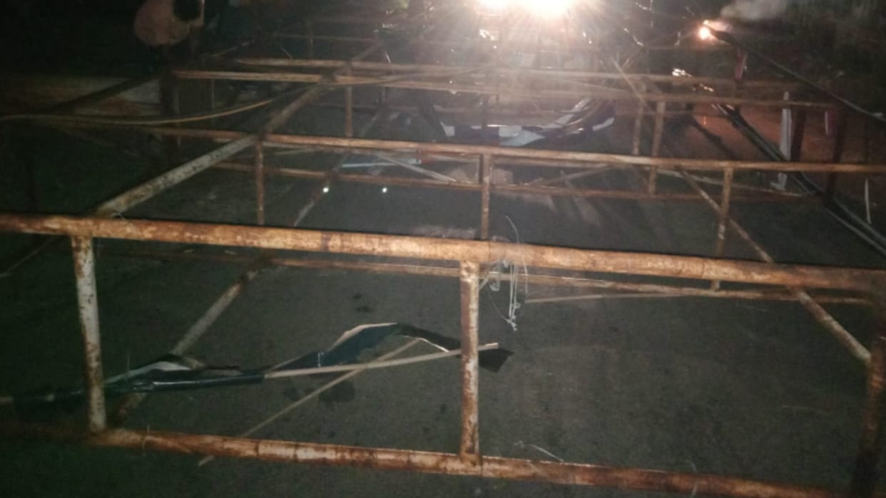Meerut News: Two people buried after falling unipole on Kasrukheda bridge